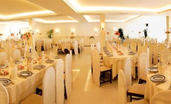 a large banquet hall filled with tables and chairs , ready for a wedding or other formal event at Hotel Miramar Playa America Nigran
