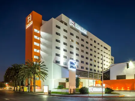 Real Inn Tijuana by Camino Real Hoteles Отели рядом с достопримечательностью «Tijuana Arch (Friendship Arch)»