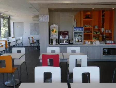 Premiere Classe Avignon Sud - Parc des Expositions Отели рядом с достопримечательностью «Place de lHorloge»