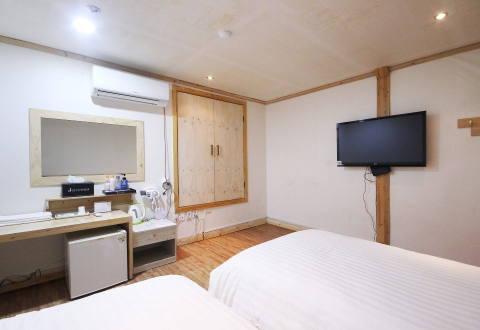 Jangsu Oncheon Hotel - Housity