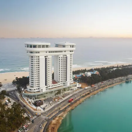 Skybay Hotel Gyeongpo Отели рядом с достопримечательностью «Пляж Канмун»