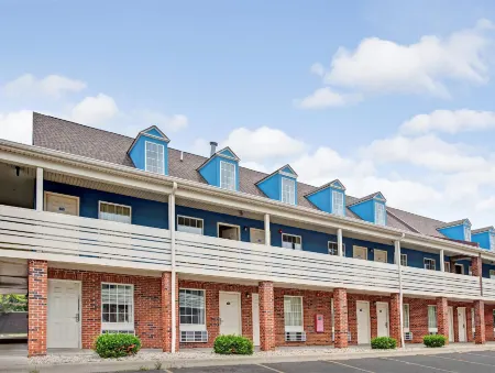 Travelodge by Wyndham Canton/Livonia Area, MI Отели рядом с достопримечательностью «Публичная библиотека Кантон»