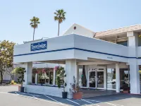 Travelodge by Wyndham Monterey Bay Các khách sạn gần Monterey State Historic Park
