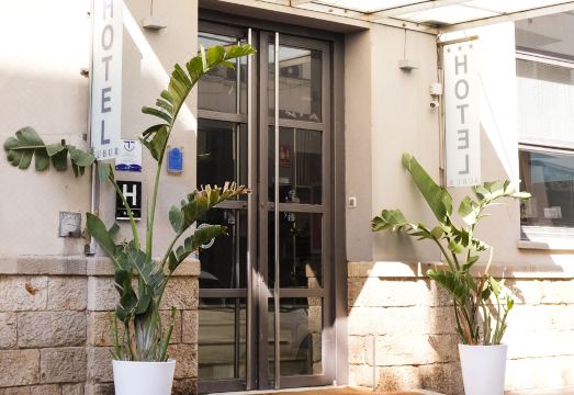 시체스 해변 전경