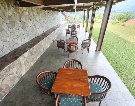 The Eight by Villa Panorama Sanad Отели рядом с достопримечательностью «Camping ground citamiang»