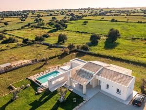 Modern Villa with Infinity Pool - by Beahost Rentals