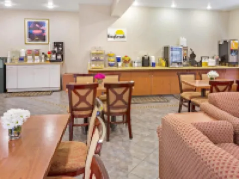 Days Inn & Suites by Wyndham Gresham Hotels in Gresham