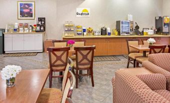 Days Inn & Suites by Wyndham Gresham