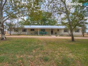 Spacious Home - Fire Pit, BBQ and Outdoor Seating!