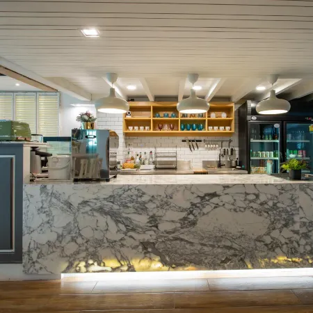 White Ivory Bed and Breakfast Отели рядом с достопримечательностью «Watermark Чао Пхрая»