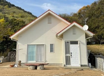 A House Surrounded by Mountains and the Sea on Sho