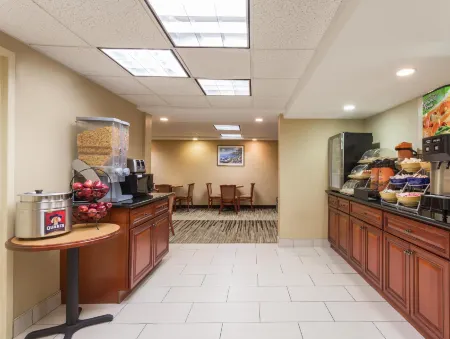 Days Inn by Wyndham Dumfries Quantico Отели рядом с достопримечательностью «Квантико Паркинг Лот»