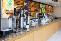 La Quinta Inn & Suites by Wyndham Kingsport TriCities Airpt - breakfast