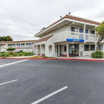Motel 6 Salinas, CA - North Monterey Area Отели в г. Салинас