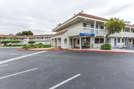 Motel 6 Salinas, CA - North Monterey Area Отели рядом с достопримечательностью «Салинас»
