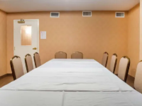 Woodstock Inn and Suites Hotels in Oxford County