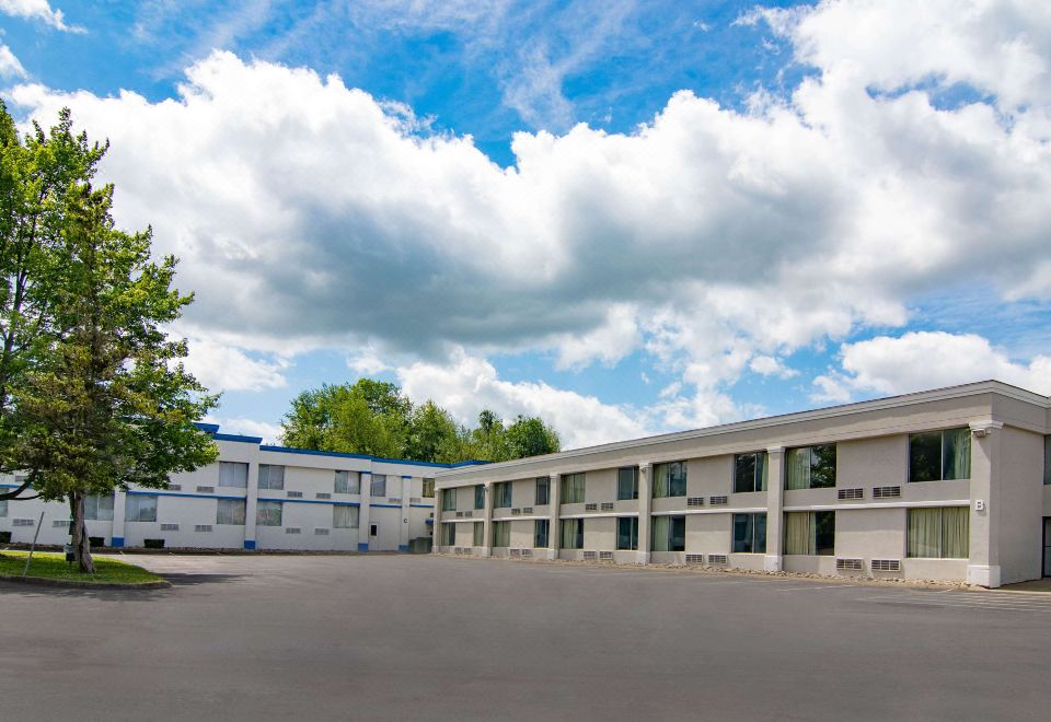 3. 모텔 6 클라리..