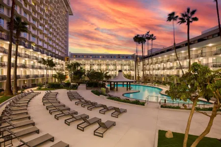 Los Angeles Airport Marriott Отели рядом с достопримечательностью «Докуэилер Бич»