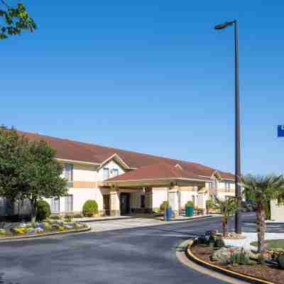 Days Inn & Suites by Wyndham Commerce Hotel Exterior