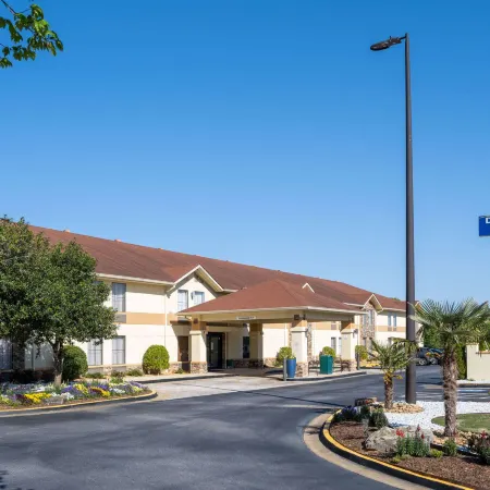 Days Inn & Suites by Wyndham Commerce