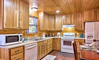 3 Mi to Little River Canyon Scenic Alabama Cabin