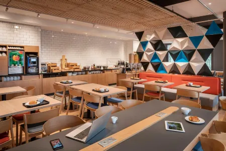 Holiday Inn Express - Marne-la-Vallée Val d'Europe Отели в г. Помёз