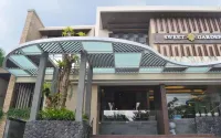SWEET GARDEN BOUTIQUE GUEST HOUSE Hotels near Java Store's