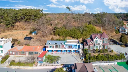 Anmyeondo Ilgobbeonjjaegoyangi Отели рядом с достопримечательностью «Kkotji Beach»