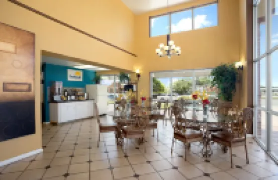 데이즈 인 바이 윈덤 콘웨이