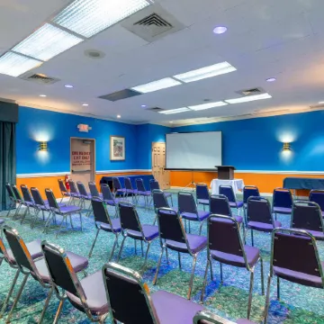 Howard Johnson by Wyndham Salem Hotel & Conference Center Отели в г. Катоба