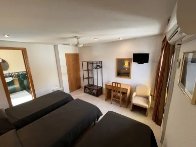 Hostal Tarrés Hotel dekat Magma - Centro Termal