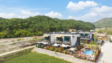 Gyeongju Majung Pool Villa Отели рядом с достопримечательностью «Kyongju Folk Craft Village»