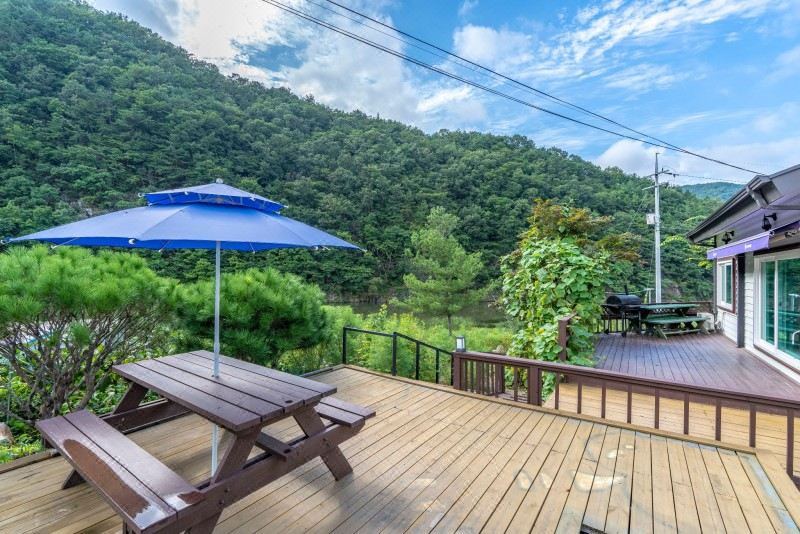 숲속 펜션 풍경