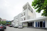 Urbanview Hotel Syariah the Ragunan Residence Hotels near Ragunan Zoo