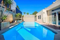 Tropical Dreaming (Heated Pool) Hotels in Broadbeach Waters