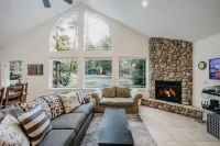 Mt Baker Lodging's Cabin #1 - with Wifi, Hot Tub, Pet Friendly