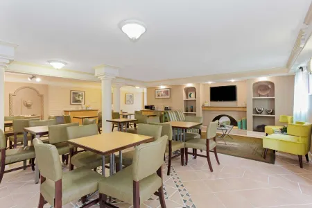 La Quinta Inn by Wyndham Orlando Airport West Отели рядом с достопримечательностью «Thornton Park»