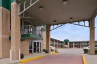 Super 8 by Wyndham Seguin Hotels in Seguin