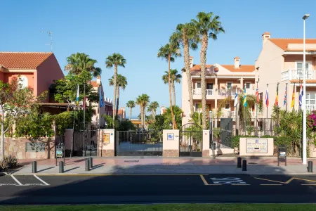 Hotel El Duque Отели рядом с достопримечательностью «Плайя де Торвискас»