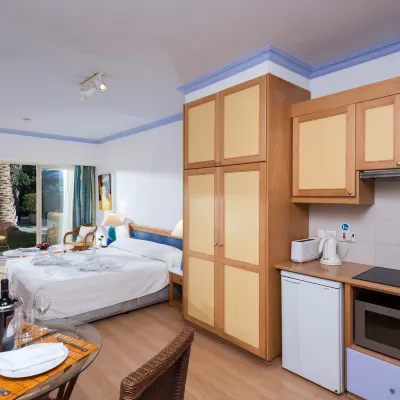 Paphos Gardens Holiday Resort Отели рядом с достопримечательностью «Колонна Святого Павла, церковь»