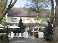 Hotel am Stadion Hotels near Erlöserkirche - Evangelische Erlöserkirchengemeinde Rheinhausen