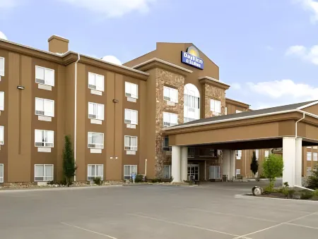 Days Inn & Suites by Wyndham Strathmore Отели в г. Стратмор