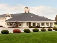 Baymont by Wyndham Pella - Motels