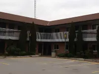 Knights Inn Lindsay - Parking