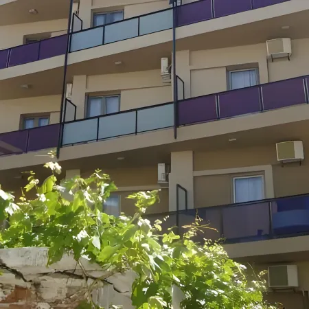 Leonidas Hotel & Apartments
