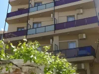 Leonidas Hotel & Apartments
