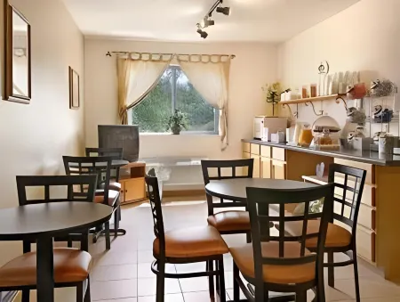 Super 8 by Wyndham Phillips Отели в г. Элк