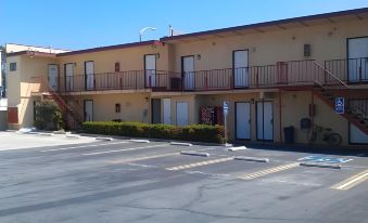 Manhattan Inn & Suites