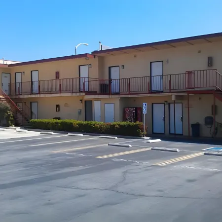 Manhattan Inn & Suites