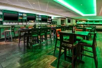 Holiday Inn CANTON (BELDEN VILLAGE) by IHG - bar
